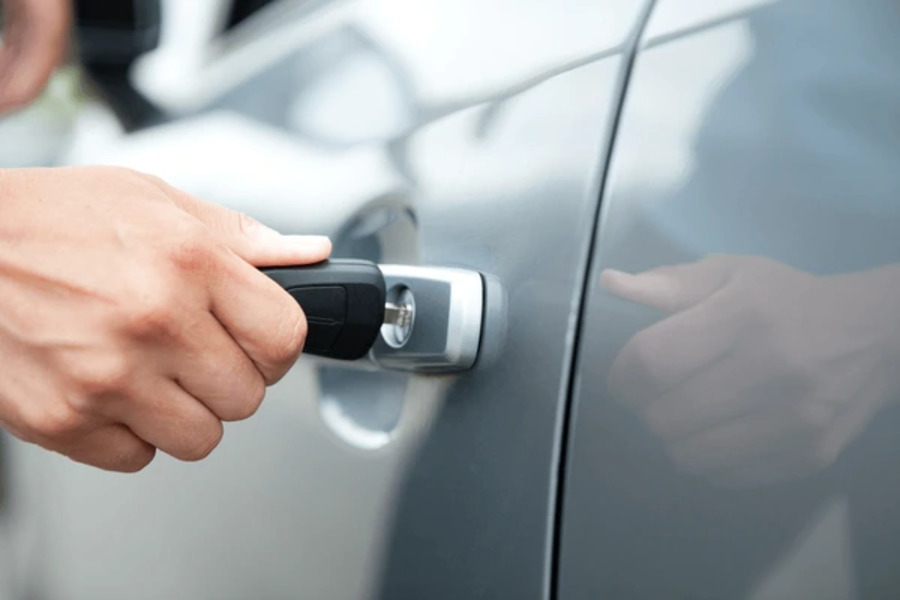 DIY vs professional car unlocking
